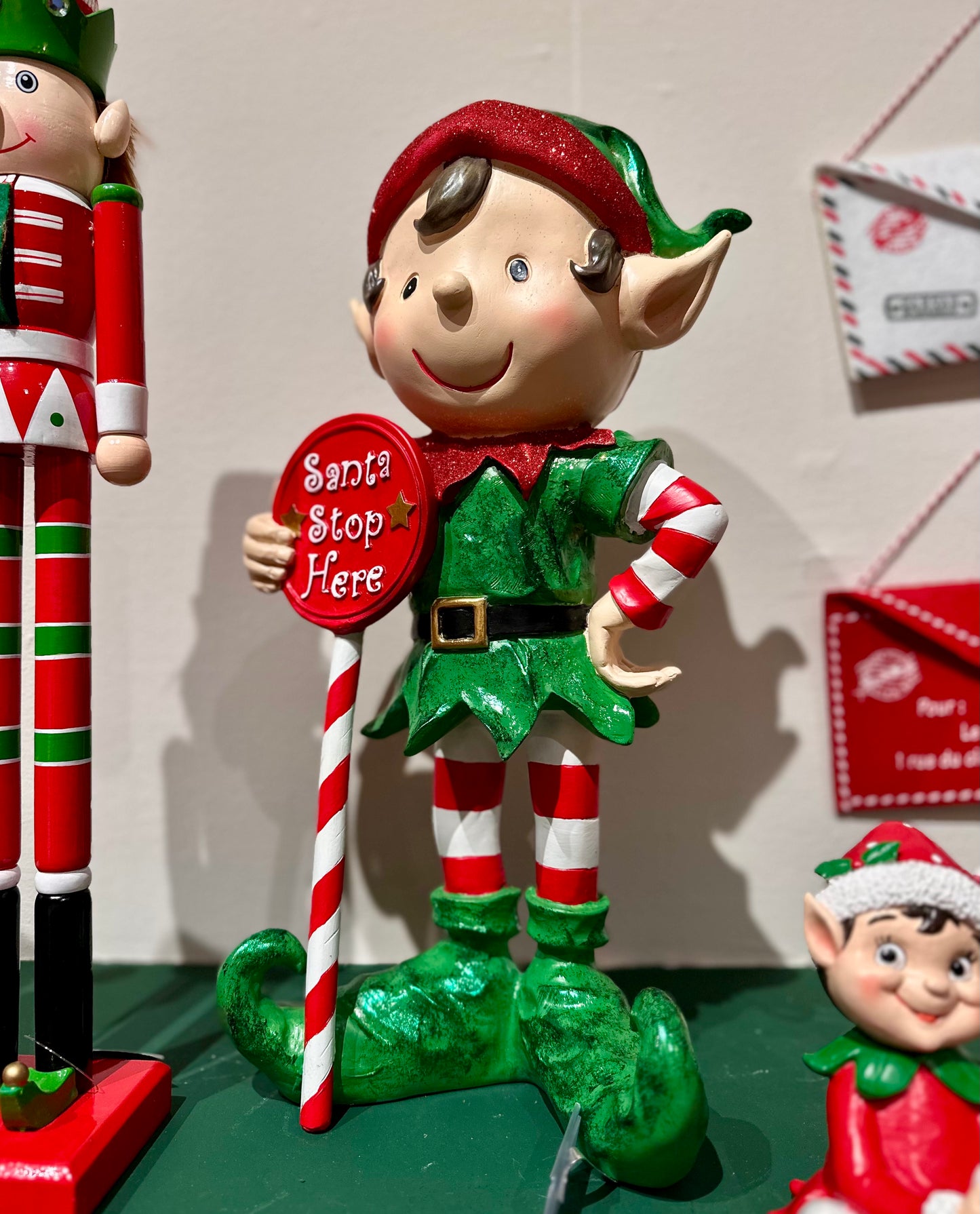 Dekoracyjny elf świąteczny XXL 44 cm z tabliczką "Elf stop here"