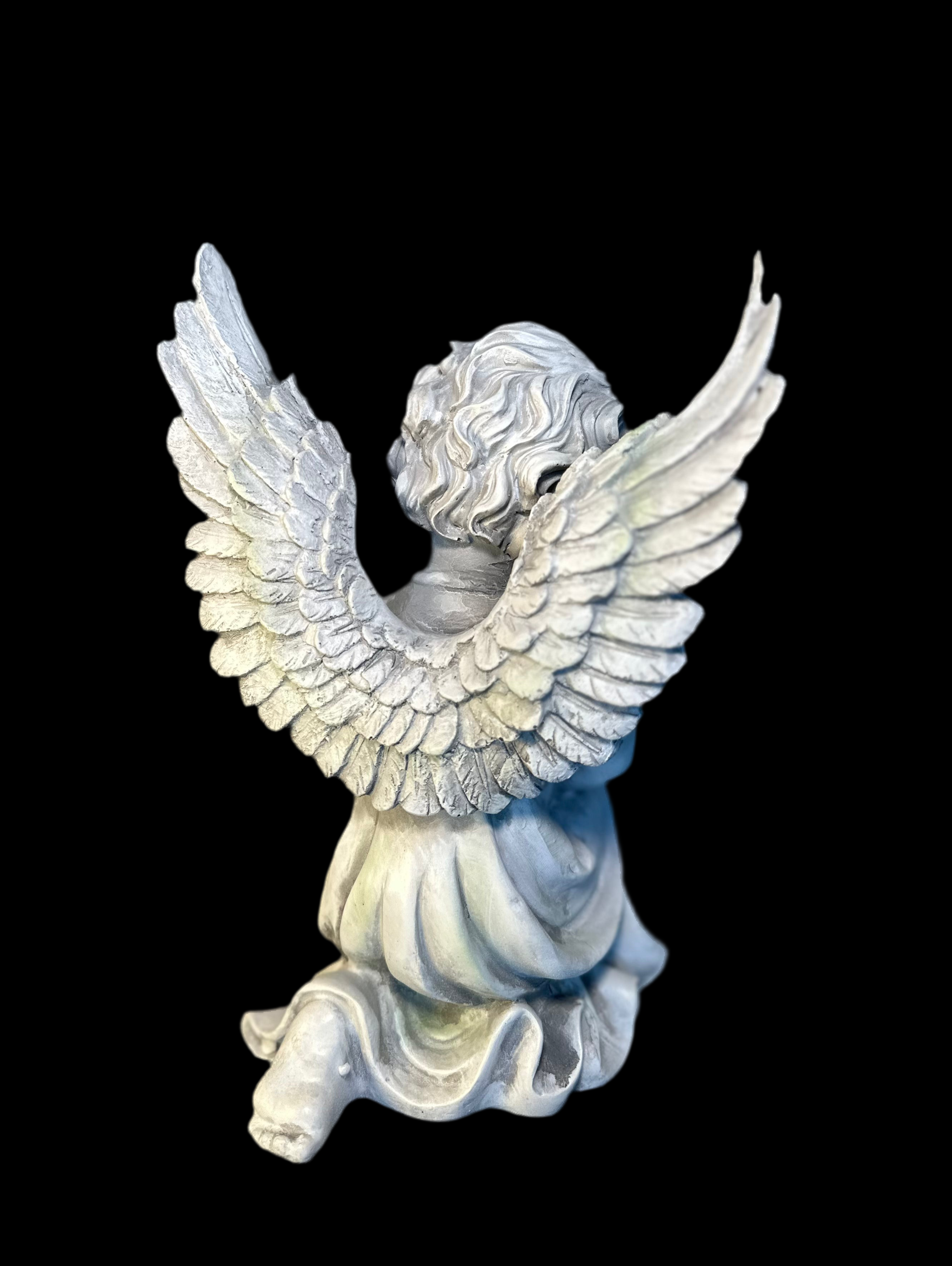 Aniołek z dłoniami na sercu