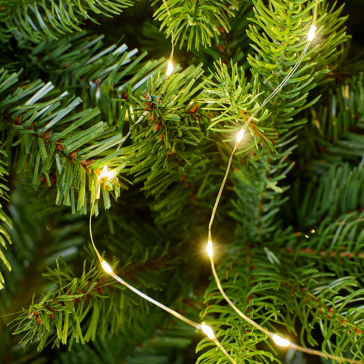 Ciepłe lampki choinkowe micro LED 2,4m FLASH na BIAŁYM druciku