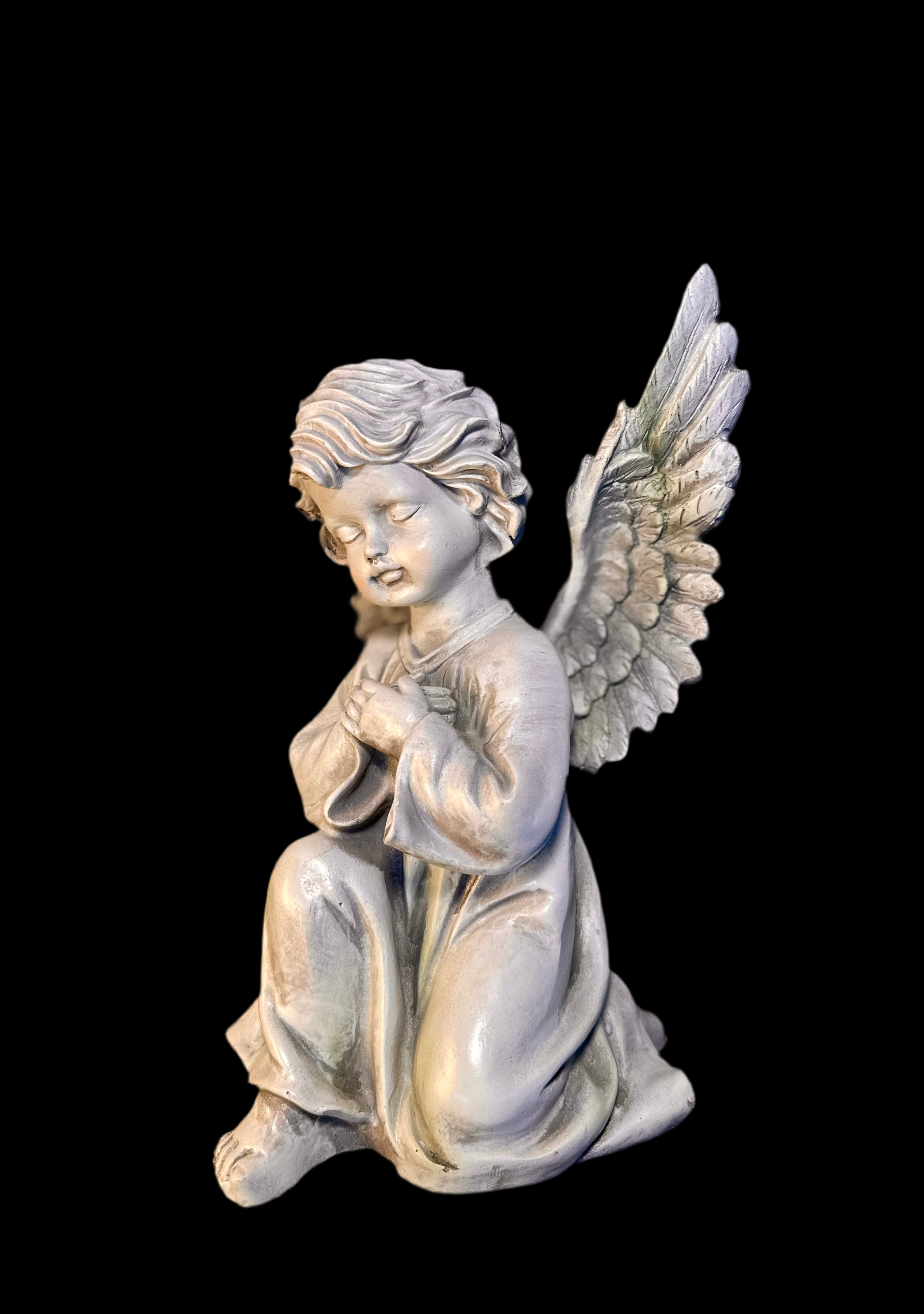 Aniołek z dłoniami na sercu