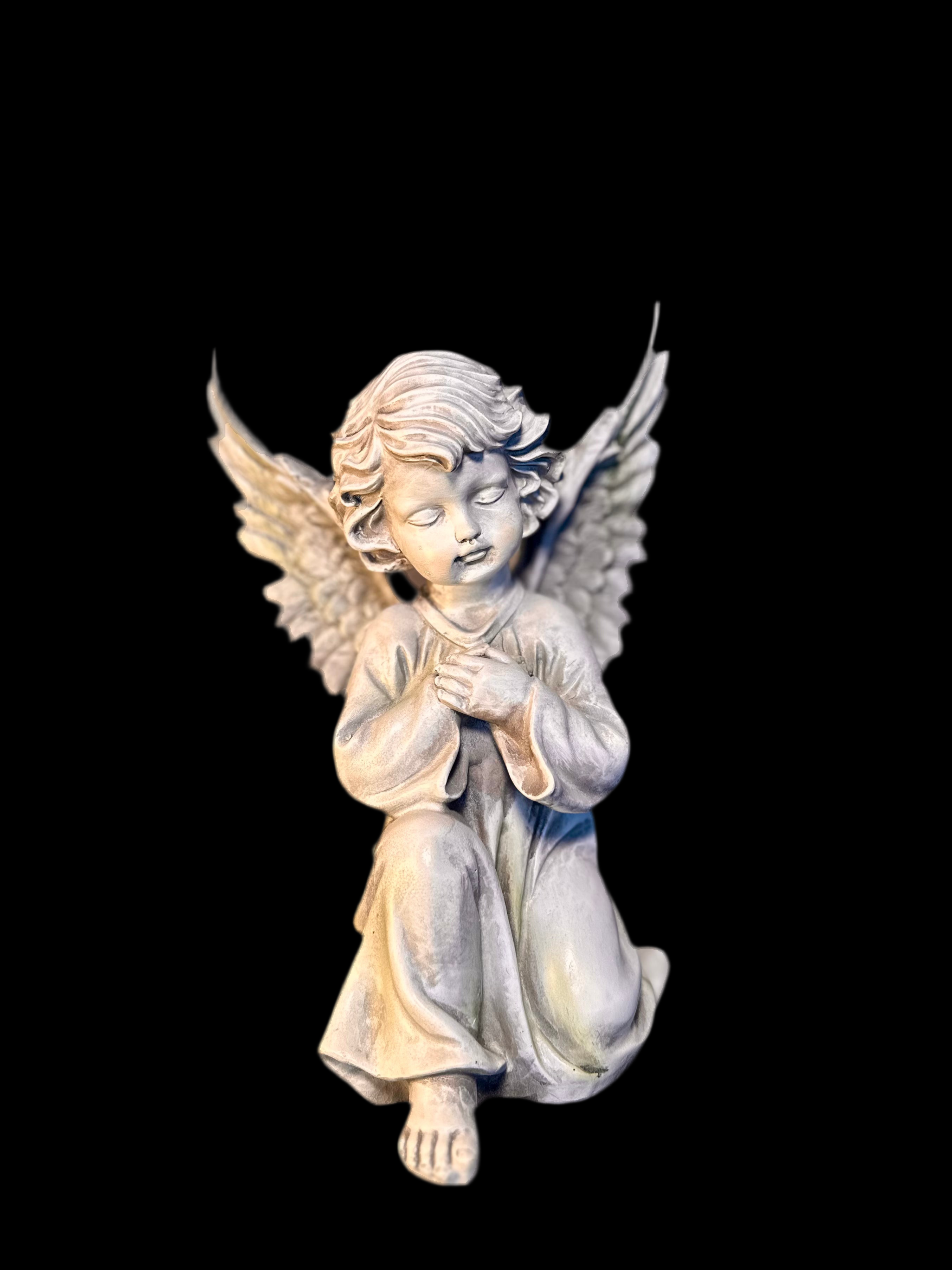 Aniołek z dłoniami na sercu