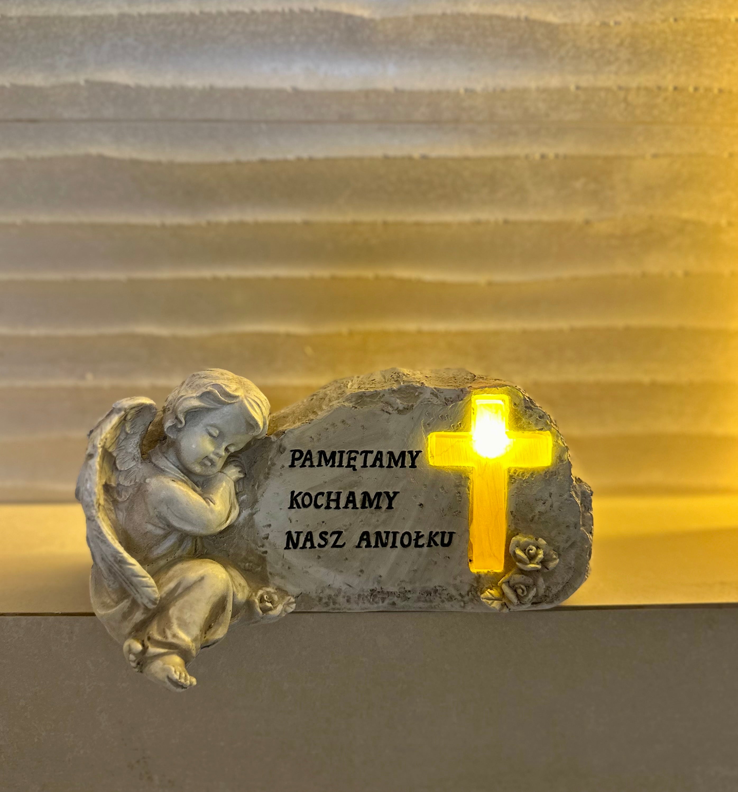 Anioł z krzyżem LED